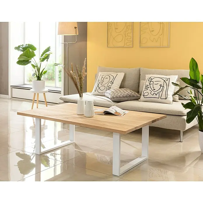 Noblewood Pur Iternal Tischbein - 550 x 60 x 402 mm, Weiß, 2 Stk. - Helles Wohnzimmer mit einem Couchtisch aus Holz und Stahl, auf dem zwei Vasen und eine Zeitschrift stehen, vor einem beigen Sofa mit Kissen.