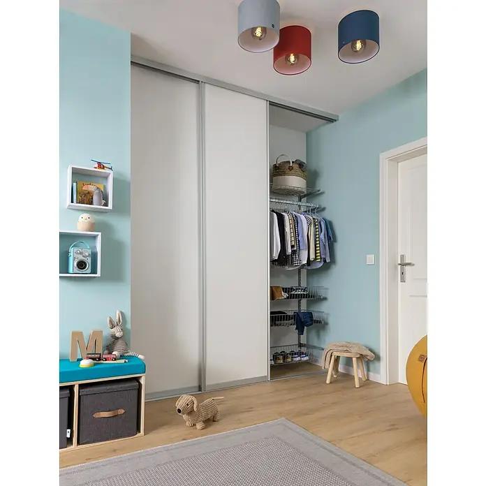 Element System Drahtkorb - 35 x 80 cm, Mit Auszug, Weiß/Aluminium - Kinderzimmer mit Einbauschrank mit Schiebetüren, Regalen und Kleiderstange. Der Raum ist hell und freundlich gestaltet.