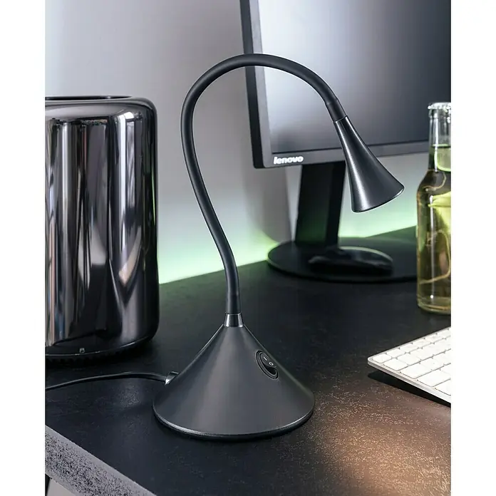 Reality Leuchten Lámpara de sobremesa LED Viper - 3 W, Negro, Negro, Blanco cálido - Primer plano de una moderna lámpara de escritorio negra con cuello flexible sobre un escritorio con accesorios de ordenador.
