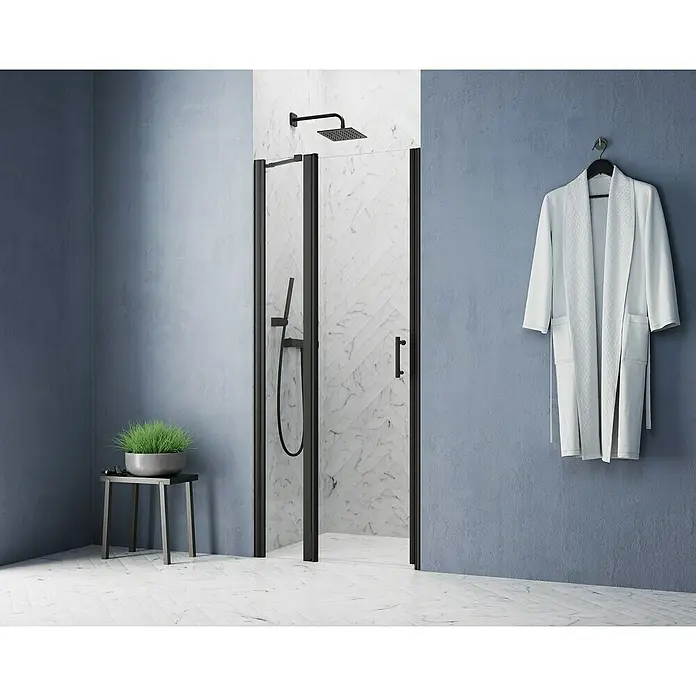 GEO Hit Pro Nischendusche B-PN200 - 80 x 202,2 cm, Beschichtet, Schwarz, 6 mm - Elegantes Badezimmer mit einer modernen Duschkabine mit schwarzem Rahmen, einem Hocker mit einer Pflanze und einem weißen Bademantel an der Wand.