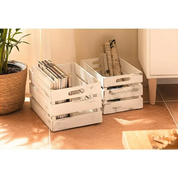 Zeller Present Holzkiste - L x B x H: 31 x 21 x 18,7 cm, Weiß - Zwei vintage weiße Holzkisten unterschiedlicher Größe, die als dekorative Aufbewahrungslösung für Zeitschriften und gerollte Papiere dienen.