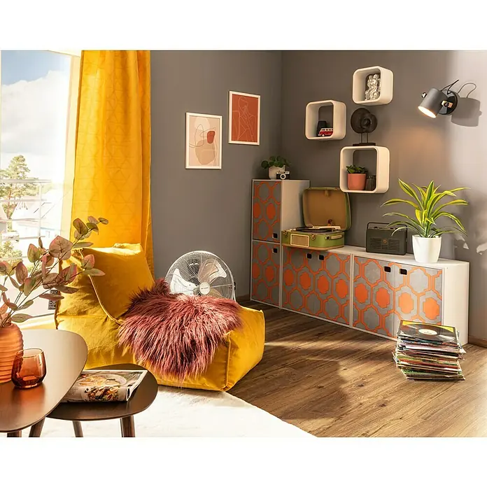 swingcolor Farbtester SIMPLY Wohnraumfarbe - Grau - Nr. 01, Matt, 50 ml - Einrichtungsidee mit einem gelben Sitzsack, einem Schallplattenspieler und Vinyl-Schallplatten für einen gemütlichen Wohnbereich.
