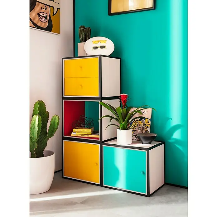 Regalux Regaltür & Rückwand-Set - 41,5 x 34,5 cm, Nadelholz - Buntes modulares Regalsystem mit Pflanzen und Dekoration, das ein auffälliges und stilvolles Möbelstück zeigt.\n
