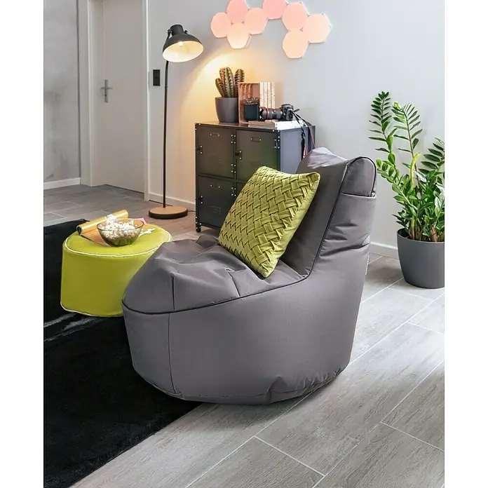Eglo Lubenham Stehleuchte - Höhe: 160 cm - Gemütlicher grauer Sitzsack-Sessel mit gelbem Kissen, perfekt zum Entspannen und Genießen in einem modernen Wohnzimmer.