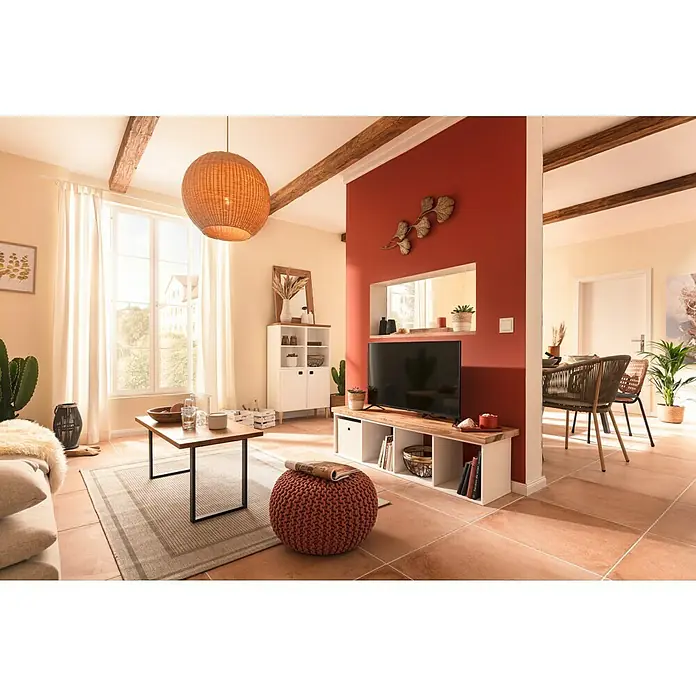 Lavida Pendelleuchte Tisha - 40 W, Braun, E27 - Einladendes Wohnzimmer mit Rattan-Lampe, modernem TV-Möbel und gemütlichem Sitzpuff für entspannte Stunden.