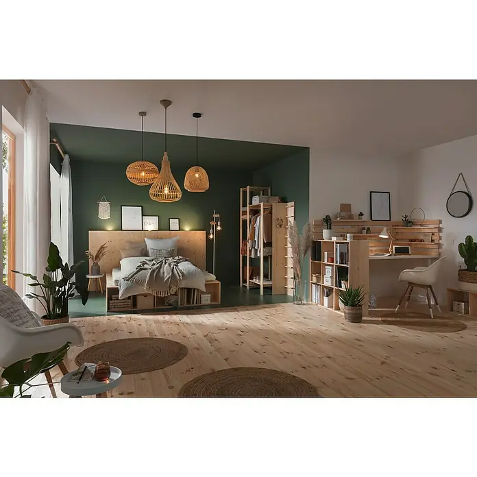 SCHÖNER WOHNEN-Farbe Wandfarbe Designfarbe - Ausgeglichenes Piniengrün, Matt, 2,5 l, Konservierungsmittelfrei - Einladendes Schlafzimmer mit Holzbett, Nachttischen, Schreibtisch und Regalen, die eine warme und natürliche Atmosphäre schaffen.