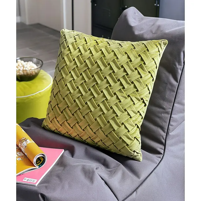 Sitzsack Swing Scuba Set inkl. Dotcom - 95 x 90 cm, Anthrazit, 100 % Polyester/100 % Polyvinylchlorid - Nahaufnahme eines grünen, quadratischen Zierkissens mit geflochtenem Muster auf einem grauen Sitzsack.