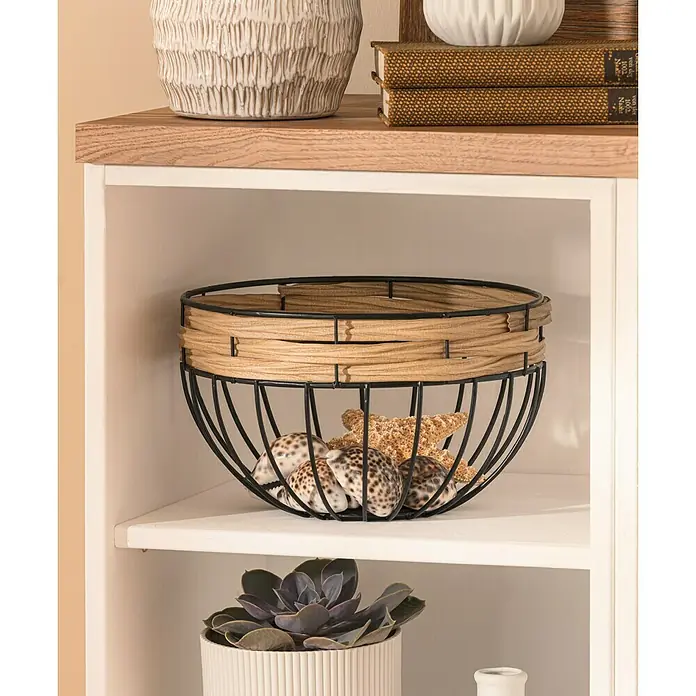 Schale Polyrattan - Ø x H: 25 x 16 cm, Schwarz - Dekorative Aufbewahrung: Ein stilvoller Korb mit Muscheln und Seesternen auf einem Regal, ideal zur Verschönerung jedes Raumes.