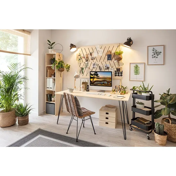 Tween Light Tischleuchte Wood - 40 W, L x B x H: 21 x 15,5 x 52 cm, E27 - Ein heller Arbeitsbereich mit einem Schreibtisch mit Haarnadelbeinen, einem Holzregal und vielen Pflanzen, die für eine gemütliche Atmosphäre sorgen.