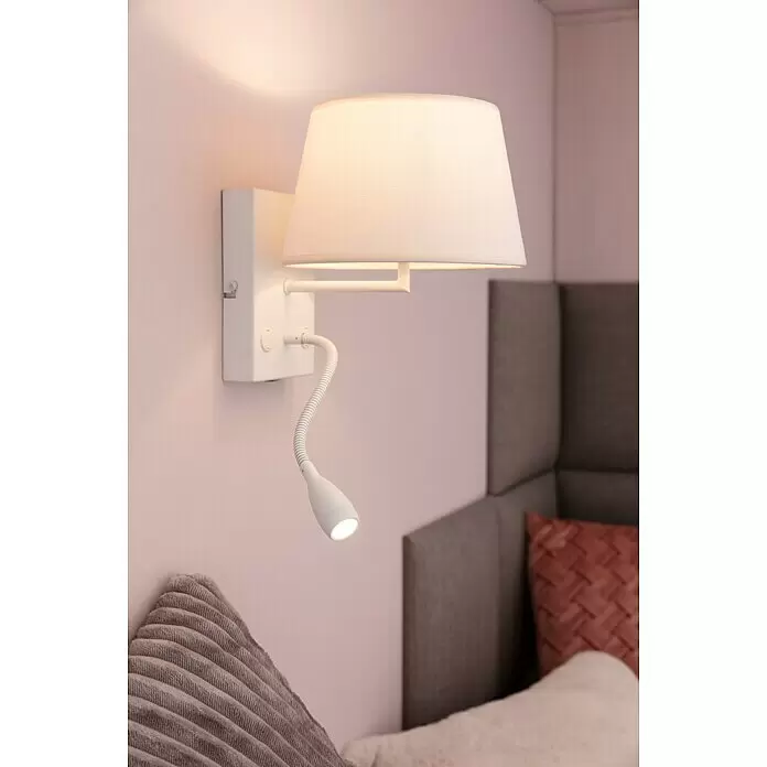 Home Sweet Home Lampenschirm Melrose - Ø x H: 20 x 13 cm, Warm White, Stoff, Rund - Weiße Wandlampe mit Stoffschirm und verstellbarer LED-Leselampe, im Schlafzimmer montiert.