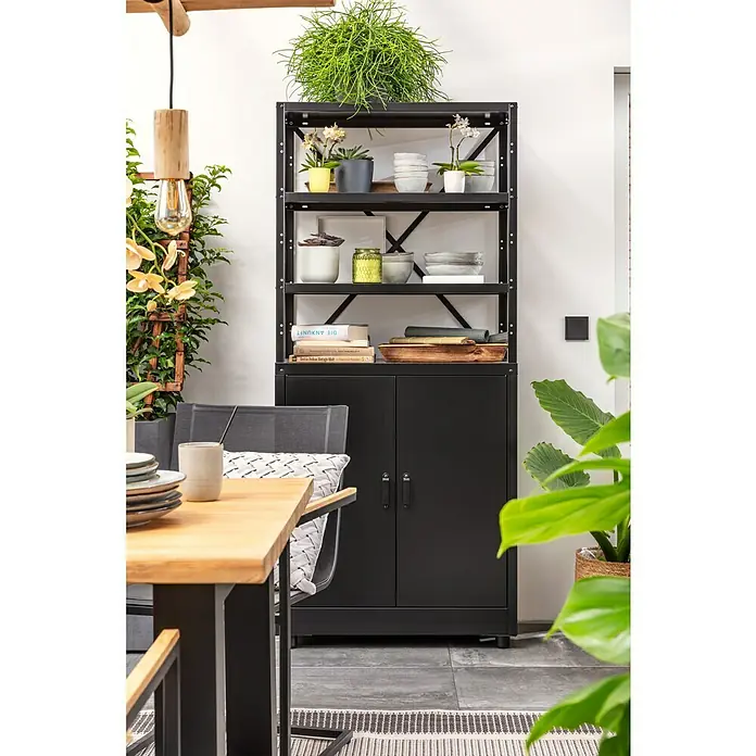Metall-Mehrzweckschrank - L x B x H: 40 x 80 x 180 cm, Anzahl Türen: 2 Stk. - Ein schwarzes Metallregal mit Schrankteil, dekoriert mit Pflanzen und Geschirr, steht in einem stilvollen Raum.