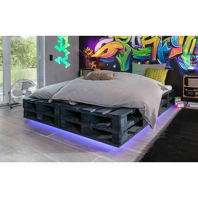 Proklima Bodenventilator - Silber, 45 cm - Ein modernes Schlafzimmer mit einem stylischen Palettenbett mit blauer LED-Beleuchtung unter dem Bettgestell.