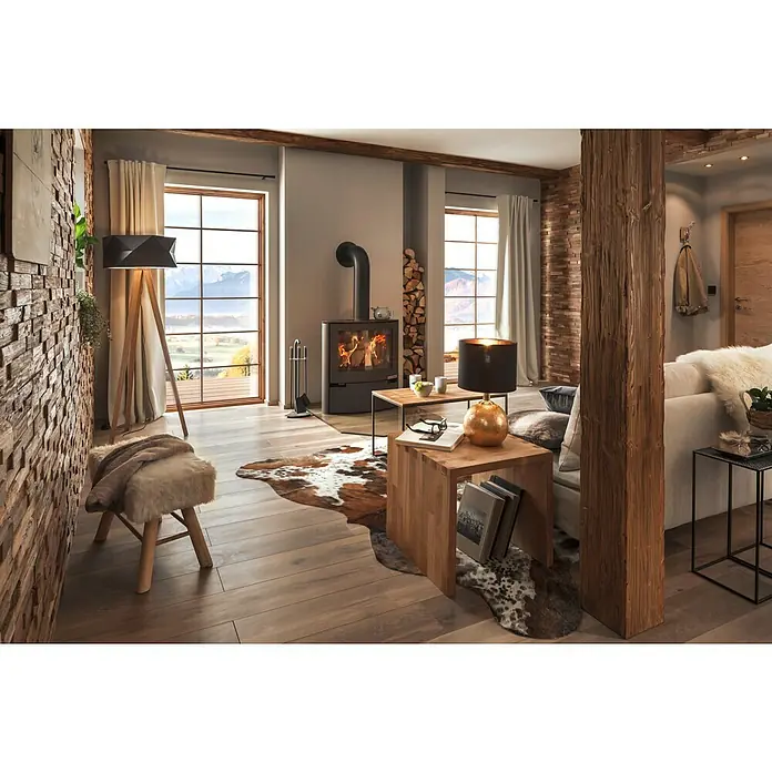 Exclusivholz Aspen Hocker - Eiche, 41,8 x 43 x 43 cm - Gemütliches Wohnzimmer mit rustikalem Akzenten. Der Fokus liegt auf dem Kaminofen und den Holzelementen, die eine warme Atmosphäre schaffen.