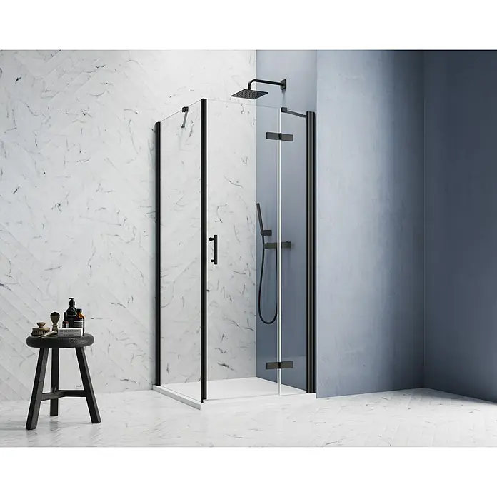GEO Hit Pro Eckdusche B-PF300 - L x B x H: 90 x 90 x 200 cm, Beschichtet, Schwarz, Glasstärke: 6 mm, DIN Anschlag: Rechts - Schwarze Duschkabine mit klaren Glastüren und stilvollen Armaturen vor einer gemusterten Wand. Eine elegante Ergänzung für jedes moderne Badezimmer.