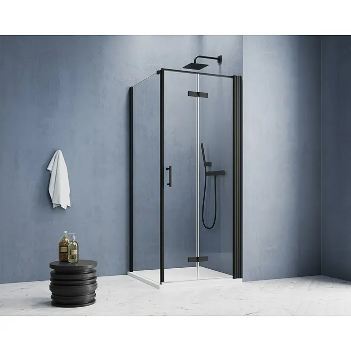 GEO Hit Pro Eckdusche B-PF400L x B x H: 80 x 100 x 202,2 cm, Beschichtet, DIN Anschlag: Rechts, Stärke: 6 mm, Schwarz - Duschkabine mit schwarzem Rahmen und Armaturen in einem modernen Badezimmer. Die Kabine verfügt über eine klare Glastür und eine Regendusche.