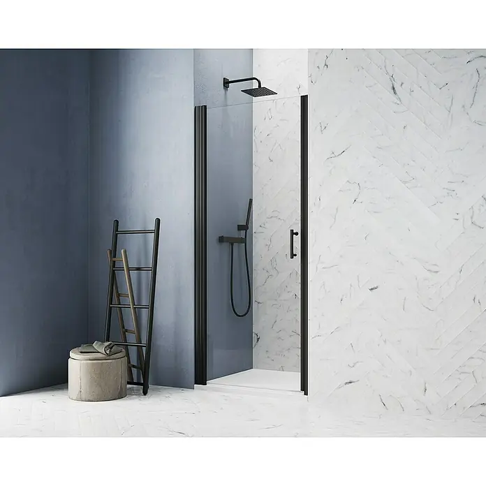 GEO Hit Pro Nischendusche B-PN100 - 100 x 202,2 cm, Beschichtet, Schwarz, 6 mm - Badezimmer mit einer modernen Duschkabine mit schwarzem Rahmen, die einen eleganten Kontrast zu den weißen Marmorfliesen bildet.