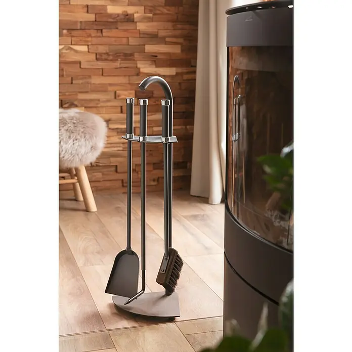 Lienbacher Kamingarnitur - 3 -tlg., Anthrazit, Höhe: 67 cm - Ein Kaminbesteck-Set bestehend aus Schaufel, Besen und Schürhaken, elegant angeordnet neben einem modernen Kaminofen.