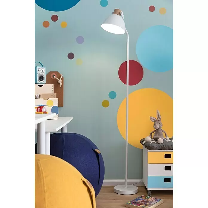 Komar Wandtattoo Dots - 70 x 50 cm - Weiße Stehlampe mit Holzdetail, die hoch in einem bunten Kinderzimmer steht und leuchtet.