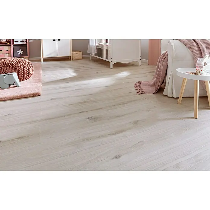 LOGOCLIC Laminatmuster Aquaprotect Beach Oak - 290 x 200 x 8 mm, Landhausdiele - Heller Holzboden im Kinderzimmer mit sanftem Licht, der eine warme und einladende Atmosphäre schafft. Perfekt für verspielte Stunden.