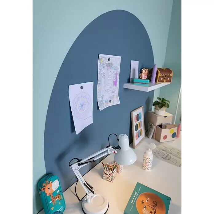 swingcolor Magnetfarbe - Anthrazit, 1 l - Weiße verstellbare Schreibtischlampe auf Kindertisch, beleuchtet kreative Zeichnungen und buntes Schreibmaterial.