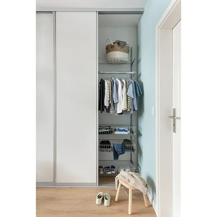 Element System Drahtkorb - 35 x 80 cm, Mit Auszug, Weiß/Aluminium - Offener Kleiderschrank mit Kleidung, Körben, Schuhen und einem Hocker. Praktische Aufbewahrungslösung für ein organisiertes Zuhause.