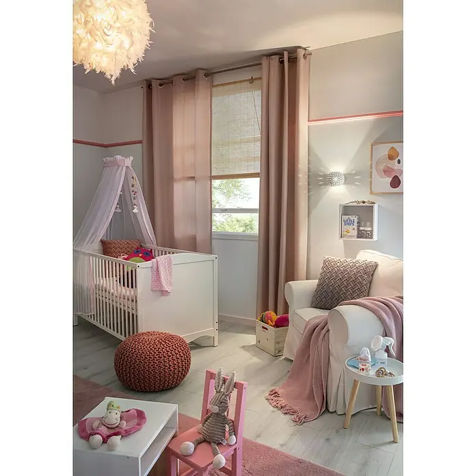 Rollo Basic - B x H: 100 x 160 cm, Natur, Uni - Einladendes Kinderzimmer mit einem weißen Kinderbett mit Himmel, umgeben von einem gestrickten Pouf und sanften rosa Akzenten.