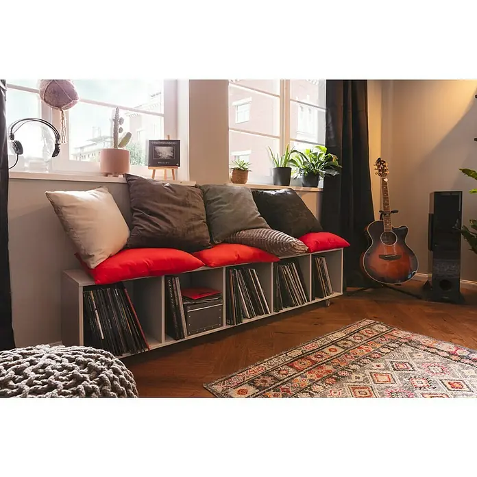 Outdoor-Teppich Bonnie - Bunt Hell, 170 x 120 cm, 100 % Polypropylen - Wohnzimmer mit Schallplattenspieler-Möbeln mit Schallplatten, Kissen und Dekorationen neben einem Fenster.