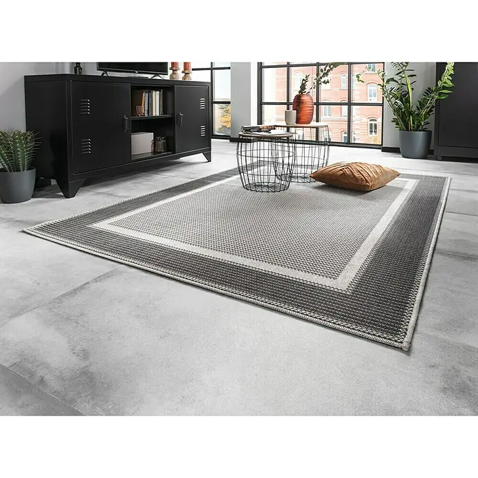 Beistelltisch - Ø x H: 30 x 32 cm, Mitteldichte Holzfaserplatte (MDF) - Elegantes Wohnzimmer mit einem stilvollen, grau gemusterten Teppich, der das moderne Interieur perfekt ergänzt.