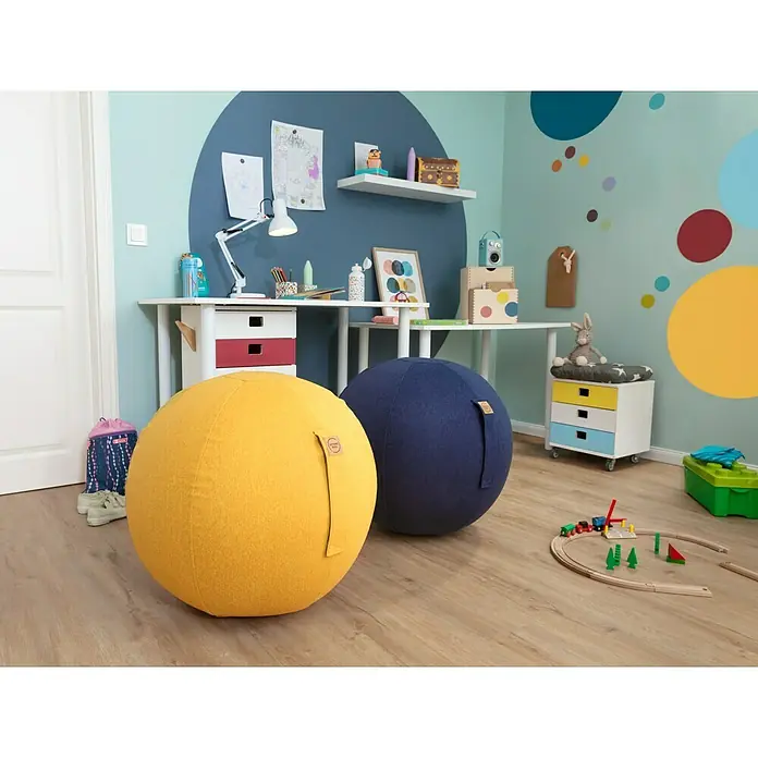 Regalux Wandboard XL4 - L x B x H: 23,5 x 80 x 3,8 cm, Weiß, Belastbarkeit: 12 kg - Das Bild zeigt zwei Gymnastikbälle in Gelb und Dunkelblau in einem hellen Kinderzimmer mit Holzboden.
