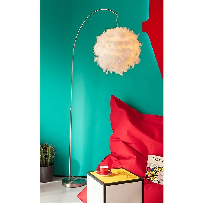 Globo Katunga Stehleuchte - Höhe: 196 cm - Eine moderne Stehlampe mit einem Federlampenschirm, neben einem roten Sitzsack und einem Beistelltisch, schafft eine gemütliche Atmosphäre.