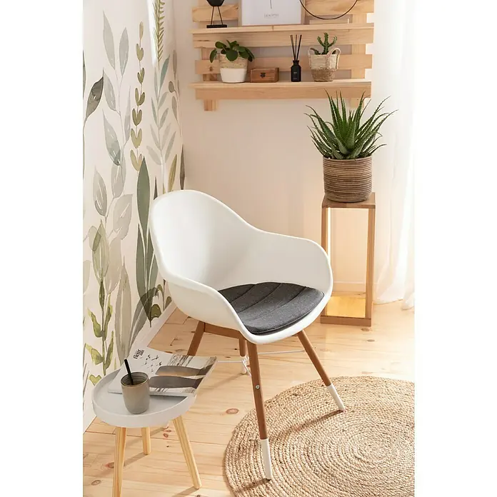 Sunfun Sonja Gartensessel - Eukalyptus, Cremeweiß, Naturbraun, B x T x H: 58,2 x 61,2 x 84,5 cm - Einladende Szene mit einem stilvollen weißen Sessel mit grauer Sitzauflage, der Komfort und modernes Design vereint.