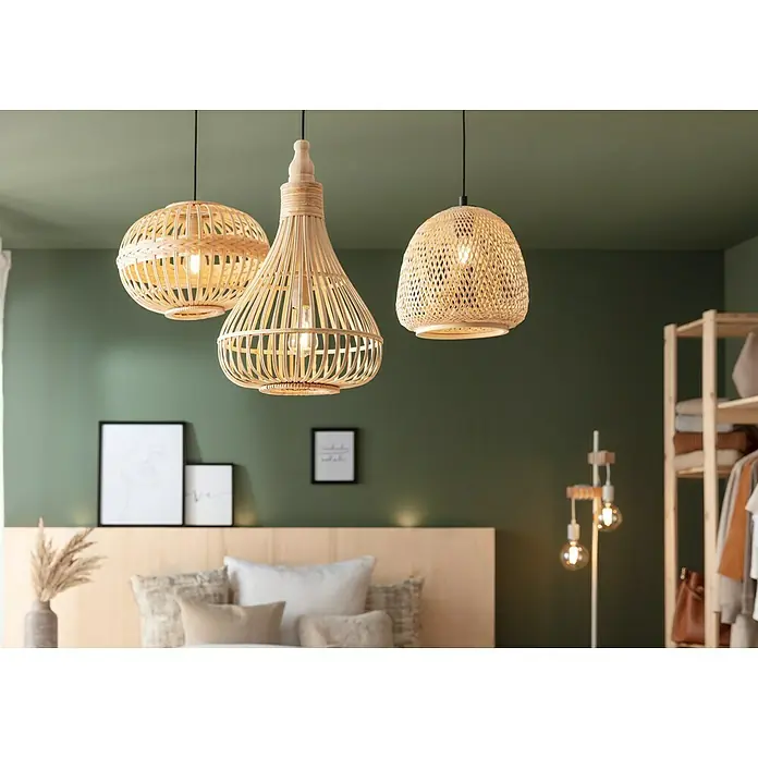 SCHÖNER WOHNEN-Farbe Wandfarbe Designfarbe - Ausgeglichenes Piniengrün, Matt, 2,5 l, Konservierungsmittelfrei - Die Hängeleuchten aus Rattan in verschiedenen Formen schaffen eine gemütliche Atmosphäre in diesem Schlafzimmer.