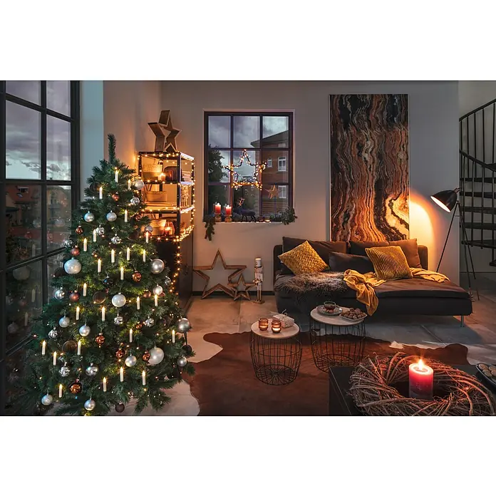 Beistelltisch - Ø x H: 30 x 32 cm, Mitteldichte Holzfaserplatte (MDF) - Festlicher Wohnraum mit geschmücktem Weihnachtsbaum und warmen Lichtern, die eine gemütliche Atmosphäre schaffen.