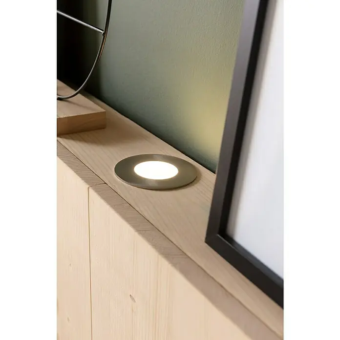 Tween Light LED-Einbauleuchten-Set - 9 W, Nickel matt, Warmweiß - Nahaufnahme einer eingebauten runden LED-Leuchte auf einem Holzschrank, die ein warmes, diffuses Licht ausstrahlt und eine gemütliche Atmosphäre schafft.