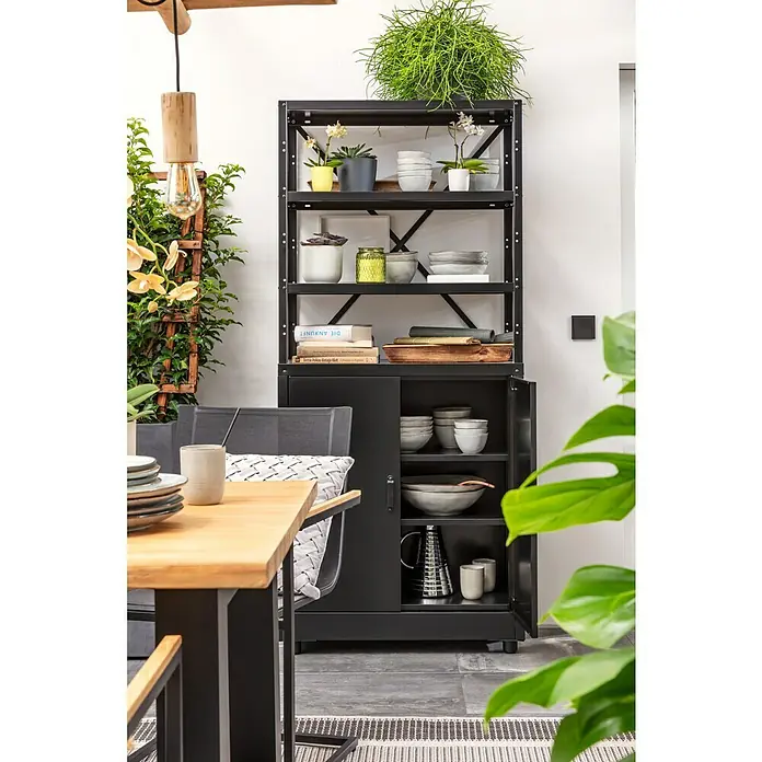 Metall-Mehrzweckschrank - L x B x H: 40 x 80 x 180 cm, Anzahl Türen: 2 Stk. - Dieses Bild zeigt ein schwarzes Regal mit diversen Deko- und Gebrauchsgegenständen, wodurch die Vielseitigkeit des Regals hervorgehoben wird.
