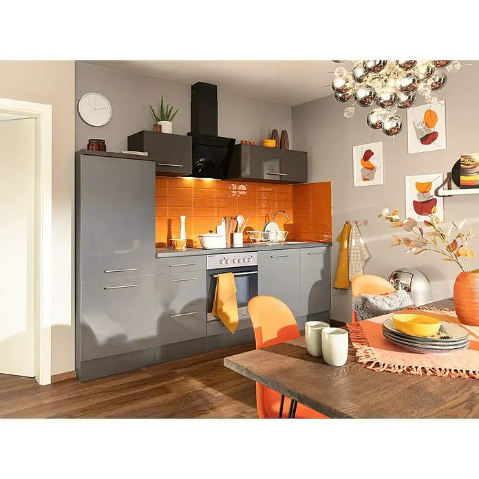 Bild - Abstrakt, B x H: 30 x 40 cm, 3 -tlg. - Graue Küche mit orangefarbenen Akzenten, Esstisch mit Gedeck und Stühlen. Moderne Einrichtung mit stilvollem Design und praktischer Raumaufteilung.