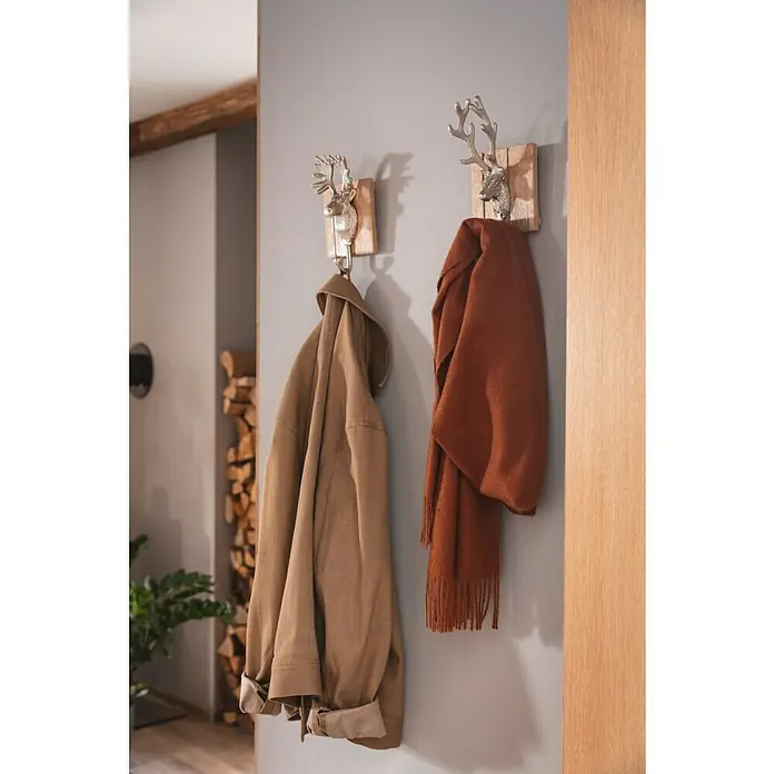 Garderobenhaken Set Alfons - 2 Stk. - Zwei Haken mit Hirschkopf-Design halten eine Jacke und einen Schal an einer hellgrauen Wand. Praktische und stilvolle Dekoration für den Eingangsbereich.
