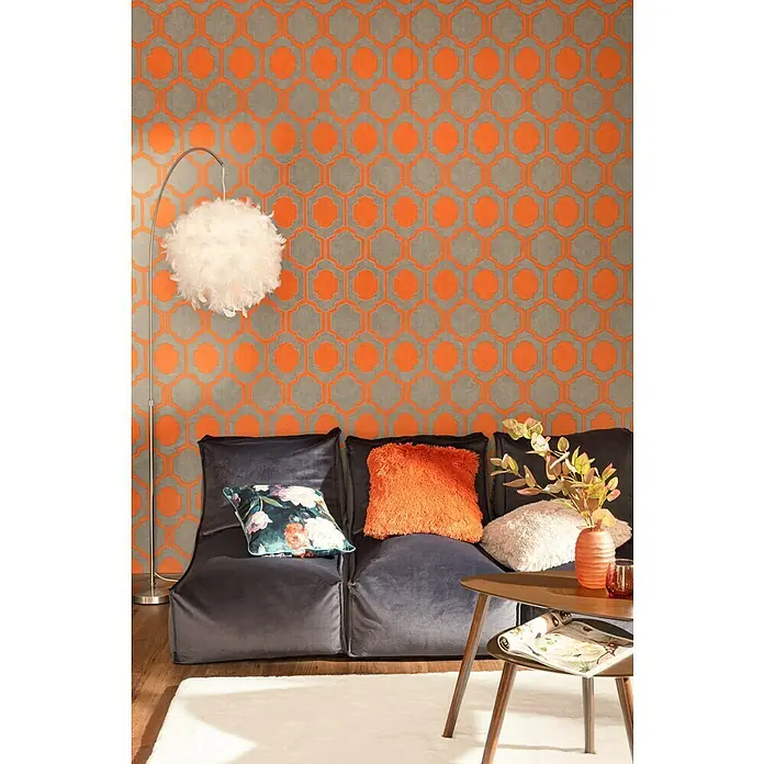 Kissen BodrumRostrot, 45 x 45 cm, 100 % Polyester - Wohnzimmer-Interieur mit grauem Sofa, Zierkissen und einem kleinen Holztisch auf einem weißen Teppich vor einer Wand mit Muster.