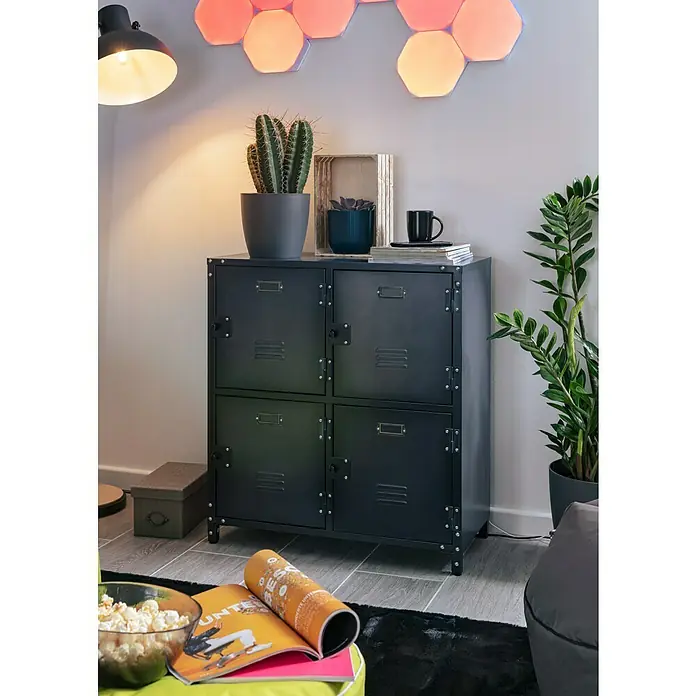 Metall-Mehrzweckschrank Vintage Industrial Style - 35 x 75 x 82,5 cm, Anzahl Türen: 4 Stk., Anzahl Fächer: 4 Stk. - Ein Vier-Türer-Metallschrank mit einer Kaktee, einer Sukkulente und einer Tasse auf der Oberseite, der ein stilvolles und funktionales Design bietet.