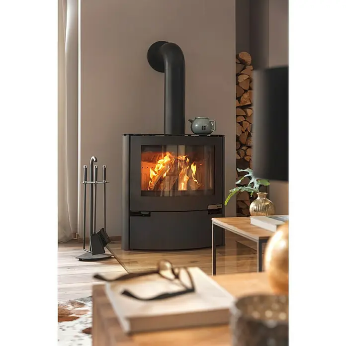 Lienbacher Kamingarnitur - 3 -tlg., Anthrazit, Höhe: 67 cm - Ein moderner Kaminofen mit loderndem Feuer, stilvollem Zubehör und einem Teekessel auf der Oberseite, der Wärme und Gemütlichkeit ausstrahlt.