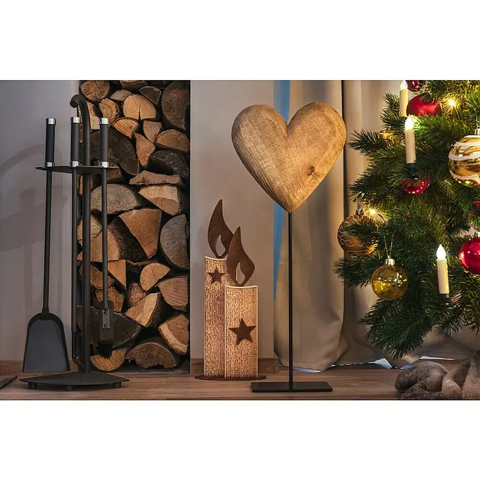 Lienbacher Kamingarnitur - 3 -tlg., Anthrazit, Höhe: 67 cm - Holzdeko-Herz auf Ständer neben Kaminholz und Weihnachtsbaum mit goldenen und roten Kugeln. Festliche Dekoration für gemütliche Stunden.