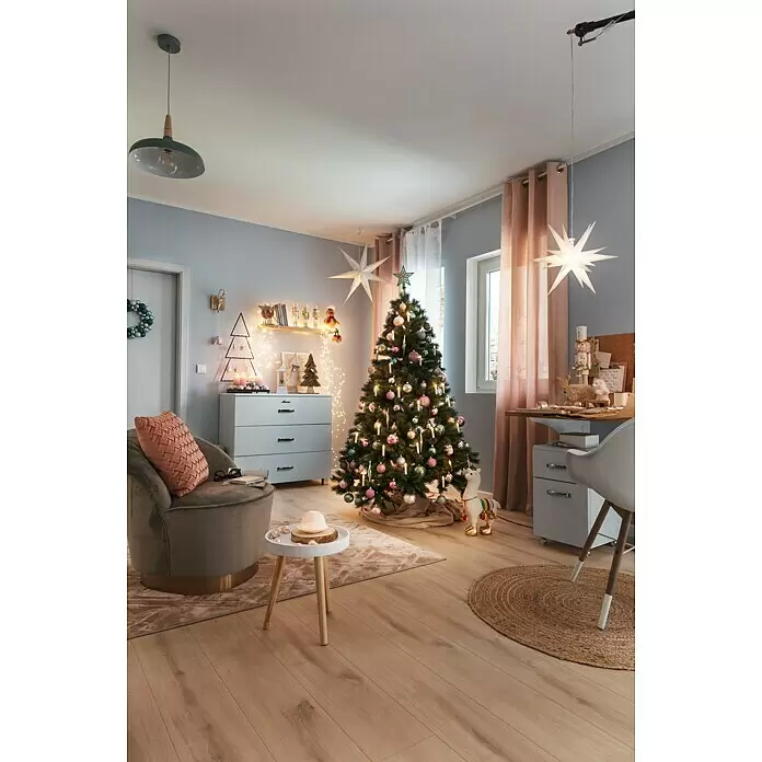 Paulmann Neordic Pendelleuchte - Höhe: 34,2 cm - Ein geschmückter Weihnachtsbaum mit rosa, blauen, silbernen und goldenen Kugeln und Lichtern in einem gemütlichen Wohnzimmer.
