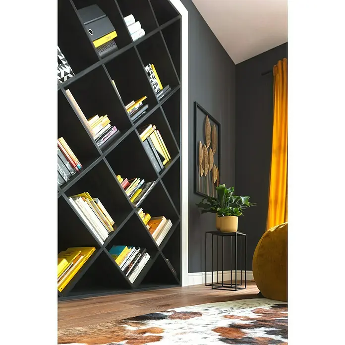 Esbeco Alfombra de piel de vaca - Exótico oscuro, 100% piel auténtica - Elegante estantería de madera oscura con compartimentos diagonales llenos de libros y carpetas, perfecta para un espacio habitable moderno.