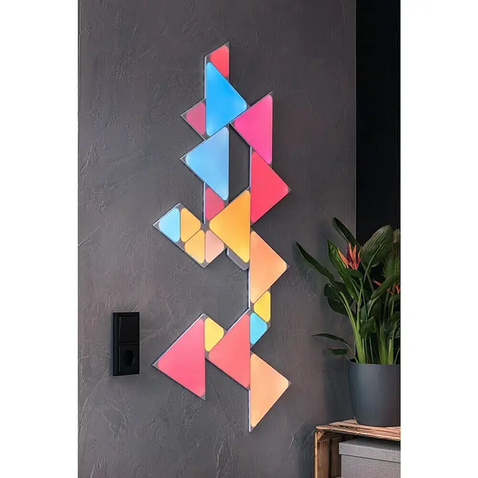 SCHÖNER WOHNEN-Farbe Trendstruktur Grundspachtel Beton-Optik - Grau, 5 kg, Matt - An der Wand montierte dreieckige Nanoleaf-Lichtpaneele in verschiedenen Farben, die eine moderne, anpassbare Beleuchtungslösung bieten.