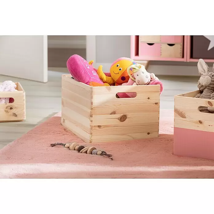 Zeller Present Aufbewahrungsbox - S, L x B x H: 30 x 20 x 15 cm, Nadelholz - Holzkiste gefüllt mit bunten Plüschtieren auf einem rosa Teppich im Kinderzimmer.