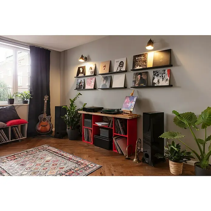 Dolle Bilderregal - L x B x H: 80 x 9 x 3 cm, Belastbarkeit: 5 kg, Schwarz - Ein stilvolles Wohnzimmer mit Schallplattensammlung an der Wand, Plattenspieler auf einem roten Regal und passenden Lautsprechern.