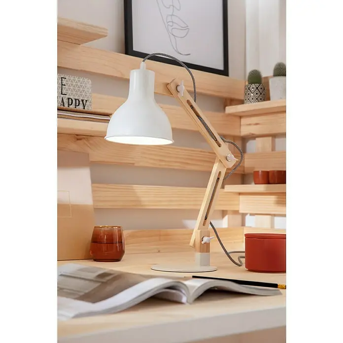 Tween Light Tischleuchte Wood - 40 W, L x B x H: 21 x 15,5 x 52 cm, E27 - Nahaufnahme einer weißen Schreibtischlampe mit Holzarm und schwarz-weißem Kabel, die auf einem Schreibtisch steht.