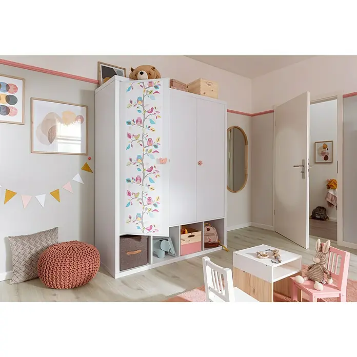Kilsgaard Zimmertür Lines II - 985 x 1.985 mm, DIN Anschlag: Links, Weiß lackiert, ähnlich RAL 9010, Röhrenspan - Das Kinderzimmer verfügt über einen geräumigen, weißen Kleiderschrank mit bunten Vogelmotiven und praktischen Aufbewahrungsfächern.