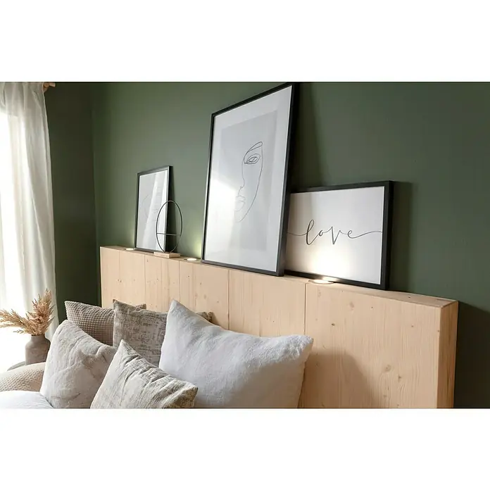 BildLove, B x H: 40 x 30 cm - Blick auf ein Schlafzimmer mit einem hellen Holzbett und einer Auswahl an Kunstwerken und Dekorationen auf dem Kopfteil, die eine gemütliche Atmosphäre schaffen.