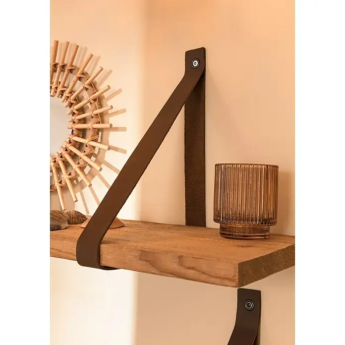 Regalhalter2 Stk., Leder, Traglast Einlegeboden: 12 kg - Nahaufnahme eines Wandregals aus Holz mit braunen Lederträgern, verziert mit einem Spiegel und einem Glasobjekt.